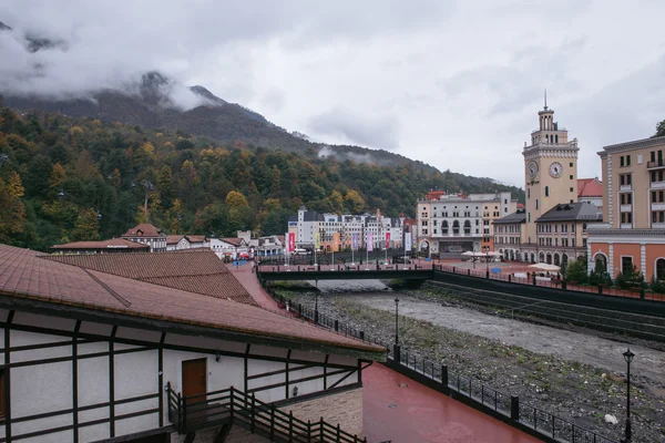 Rosa Khutor, Sochi, Rusia, 24 de octubre de 2015: El otoño en las montañas —  Fotos de Stock