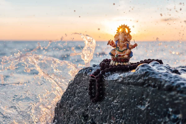 Ganesh Rudraksha ile heykeli