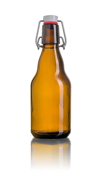 Brun swing topp ölflaska på vit bakgrund — Stockfoto