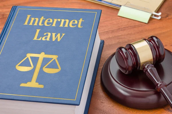 Un libro de leyes con un martillo - Ley de Internet — Foto de Stock