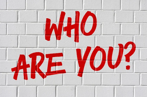 Graffiti en una pared de ladrillo - ¿Quién eres? ? — Foto de Stock