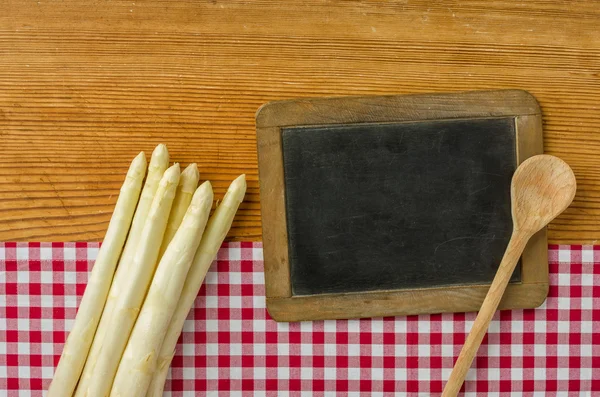 White asparagus with an empty chalkboard — Stock Photo, Image