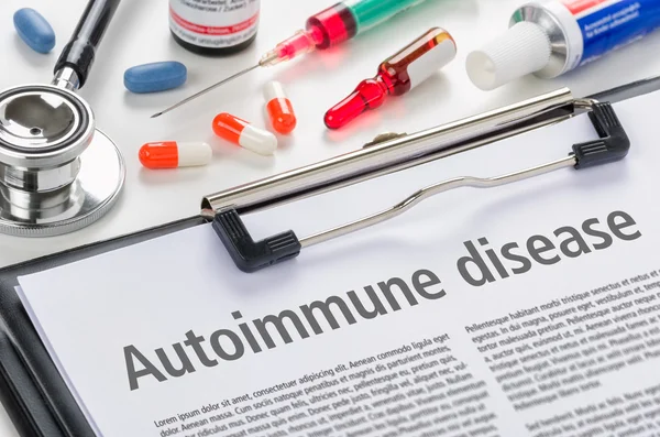 Die Diagnose Autoimmunerkrankung auf einem Klemmbrett geschrieben — Stockfoto