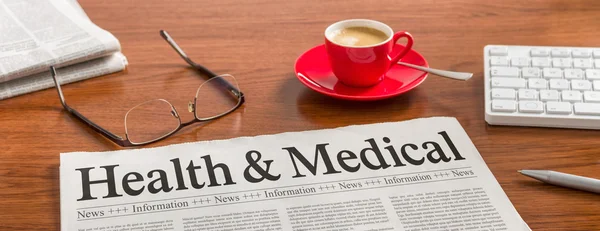 Een krant op een houten bureau - gezondheid en geneeskunde — Stockfoto