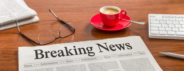 Een krant op een houten bureau - Breaking News — Stockfoto