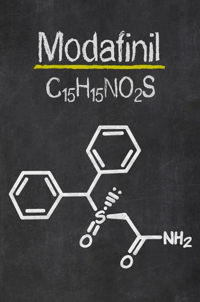 Tableau noir avec la formule chimique de Modafinil — Photo