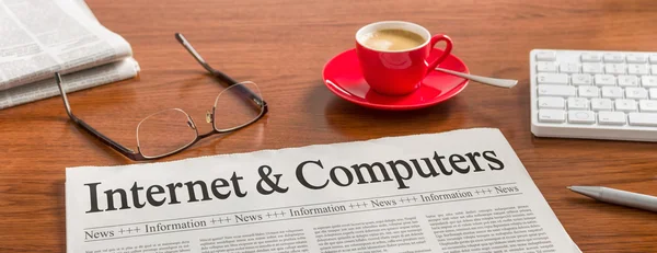 Ahşap masa - Internet ve bilgisayar üzerinde bir gazete — Stok fotoğraf