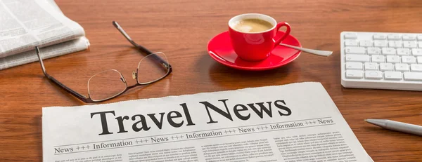 Un giornale su una scrivania di legno - Travel News — Foto Stock