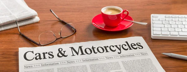 Sebuah surat kabar di meja kayu Mobil dan sepeda motor — Stok Foto
