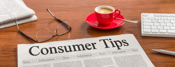 Noviny na dřevěný stůl - spotřebitelské tipy — Stock fotografie