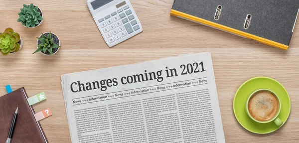 Газета Столе Заголовком Изменения Наступают 2021 Году — стоковое фото