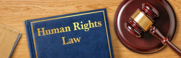 有一本法律书籍的书架 人权法 — 图库照片