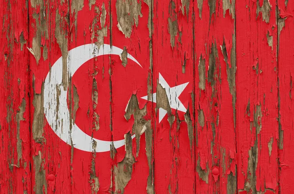 风化木墙上的土耳其国旗 — 图库照片