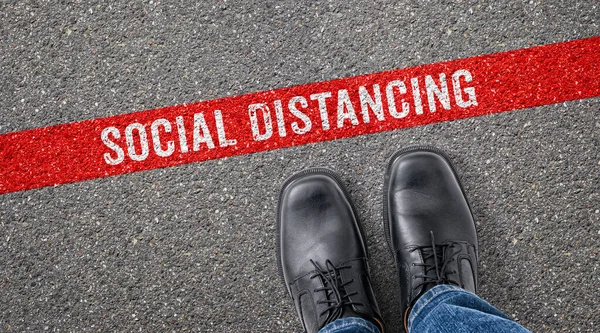 アスファルト上の赤い線 社会的距離 — ストック写真