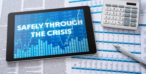 Ein Tablet Mit Finanzdokumenten Sicher Durch Die Krise — Stockfoto