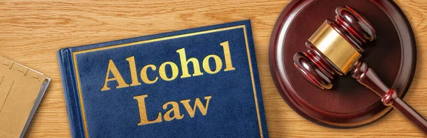 Mazo Con Libro Leyes Ley Del Alcohol — Foto de Stock