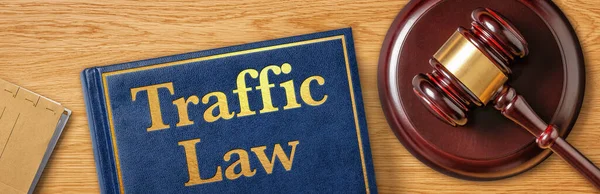 Hukuk Kitabı Olan Bir Tokmak Trafik Yasası — Stok fotoğraf