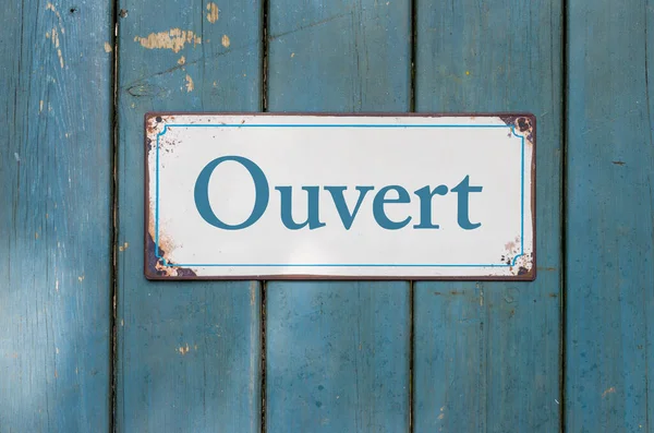 Sinal Antigo Com Inscrição Aberto Francês Ouvert — Fotografia de Stock