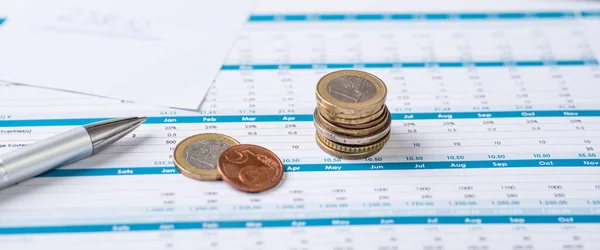 Finanzdokumente Mit Münzen — Stockfoto