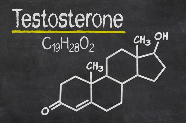 Quadro negro com a fórmula química da testosterona — Fotografia de Stock