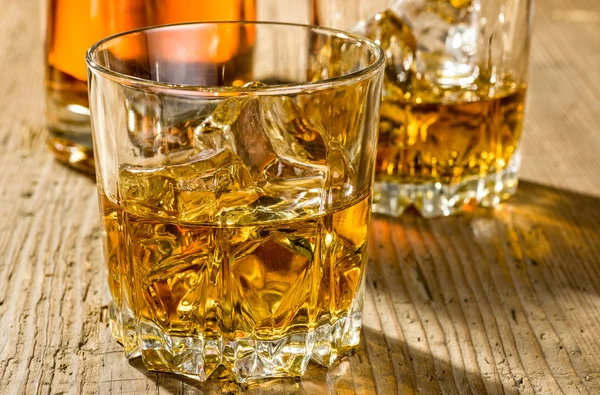 Twee glazen van whisky en een fles — Stockfoto