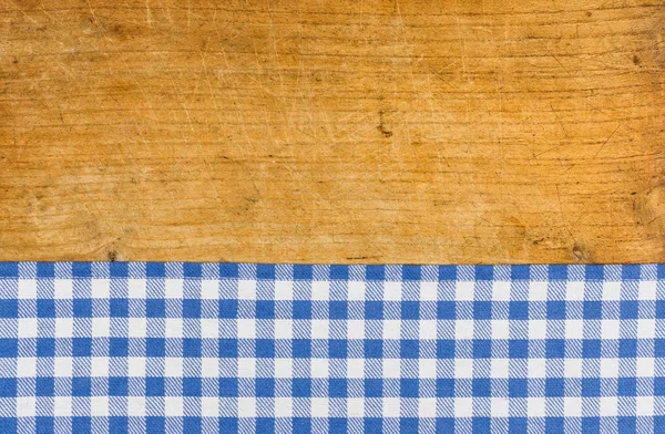 仿古木制背景与蓝色的格子桌布 — 图库照片
