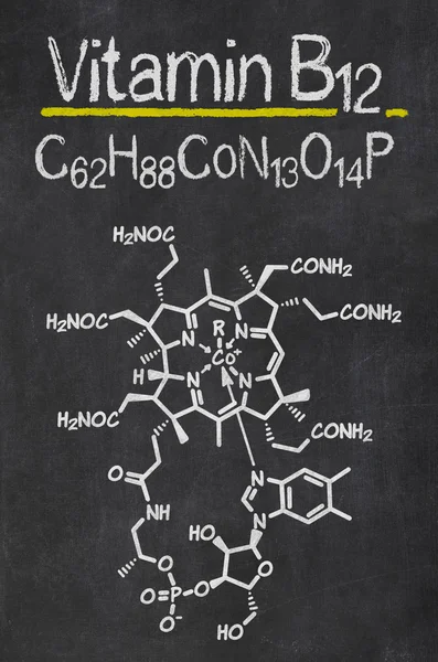 Quadro negro com a fórmula química da vitamina B12 — Fotografia de Stock