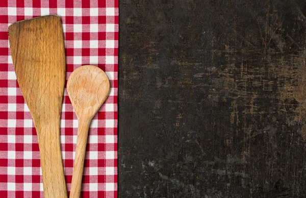 Altes Backblech mit rot karierter Tischdecke und Kochutensilien — Stockfoto