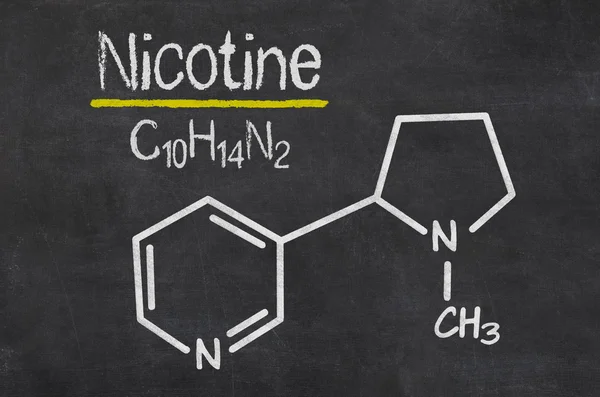 Quadro negro com a fórmula química de nicotina — Fotografia de Stock