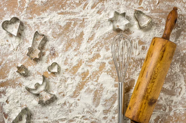 Tagliabiscotti natalizi con frusta e mattarello — Foto Stock