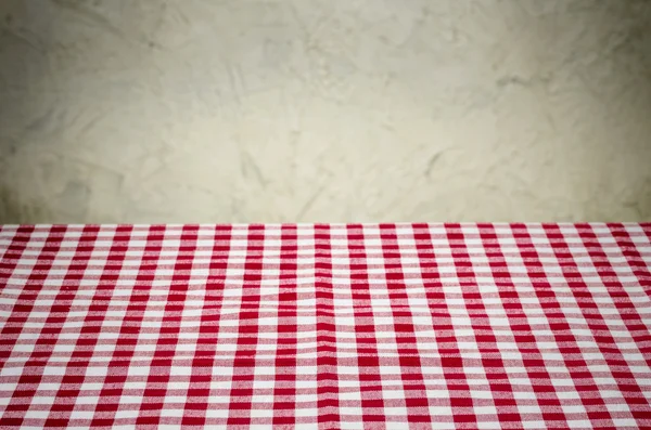 Background with checkered tablecloth and a rustic wall — Stock Photo, Image