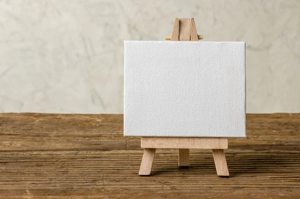 Easel com uma tela em branco — Fotografia de Stock