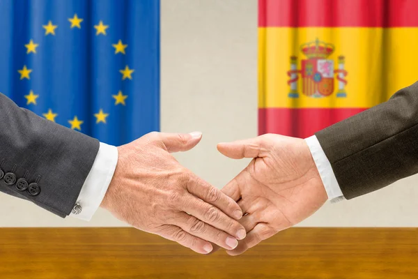 Rappresentanti dell'UE e della Spagna si stringono la mano — Foto Stock