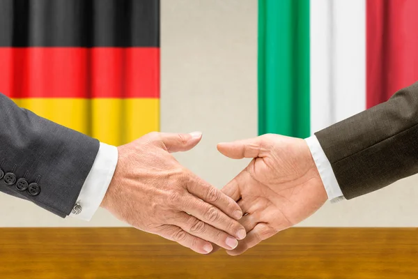 Representantes de Alemania e Italia se dan la mano — Foto de Stock