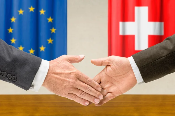 Eu とスイス連邦共和国の代表者が握手します。 — ストック写真