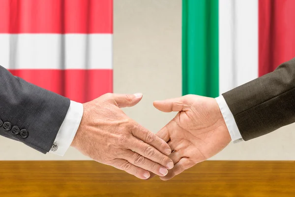 Representantes de Austria e Italia se dan la mano —  Fotos de Stock