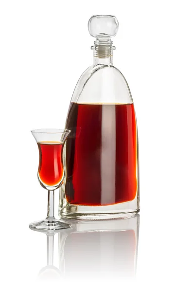 Karafka i alejowe szklane wypełnione cieczą brązowy — Zdjęcie stockowe