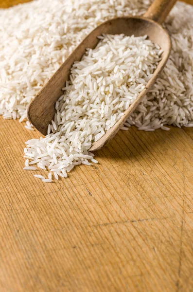Fundo de madeira com espaço de cópia - arroz Basmati — Fotografia de Stock