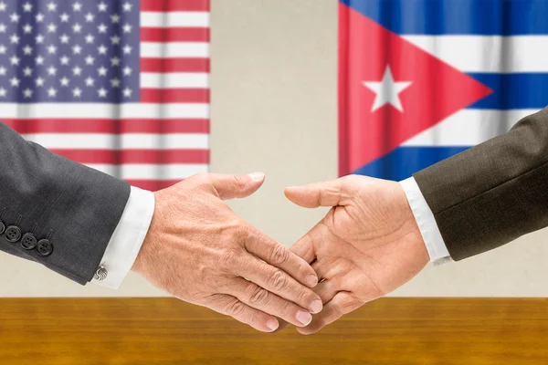 Zástupci Usa a Kuba potřást rukou — Stock fotografie