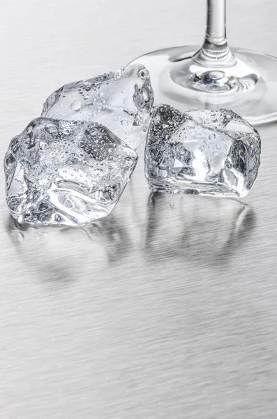 얼음 조각 및 금속 표면에 칵테일 유리 — 스톡 사진