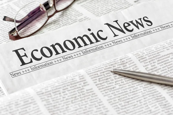 Een krant met de kop economische nieuws — Stockfoto