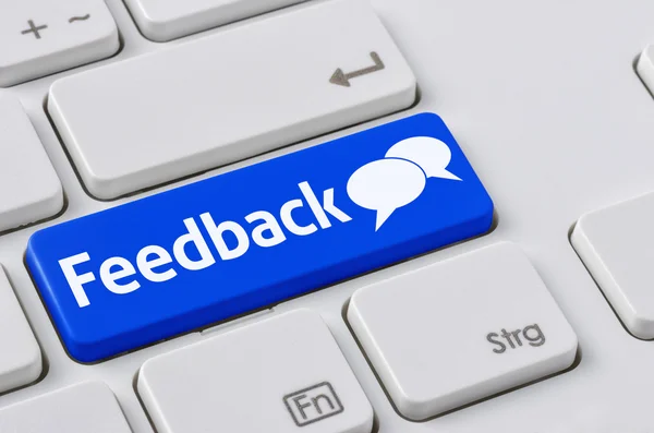 Una tastiera con un pulsante blu - Feedback — Foto Stock