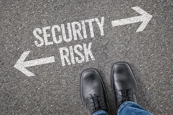 Beslut vid ett vägskäl - trygghet eller Risk — Stockfoto