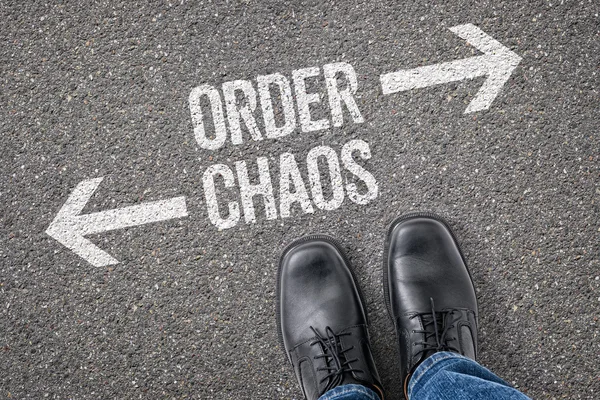 Entscheidung am Scheideweg - Ordnung oder Chaos — Stockfoto