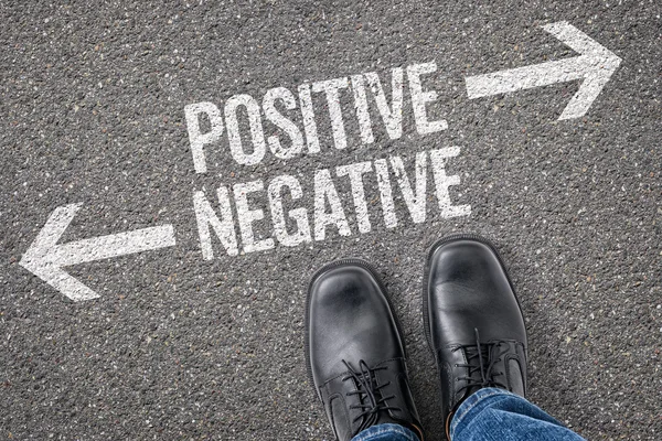 Decisão numa encruzilhada - Positiva ou negativa — Fotografia de Stock