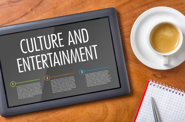 Tablet op een houten bureau - cultuur en Entertainment — Stockfoto