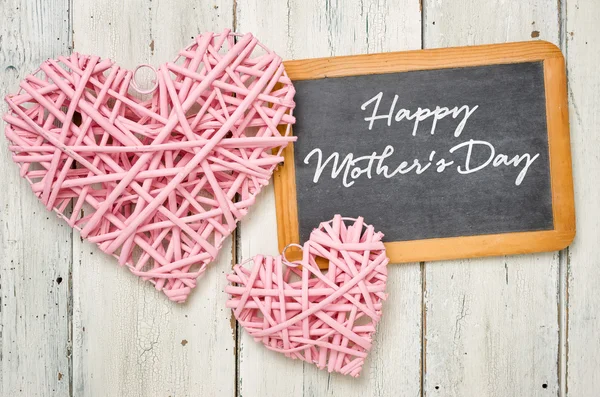 Tableau noir avec des cœurs roses - Bonne fête des mères — Photo