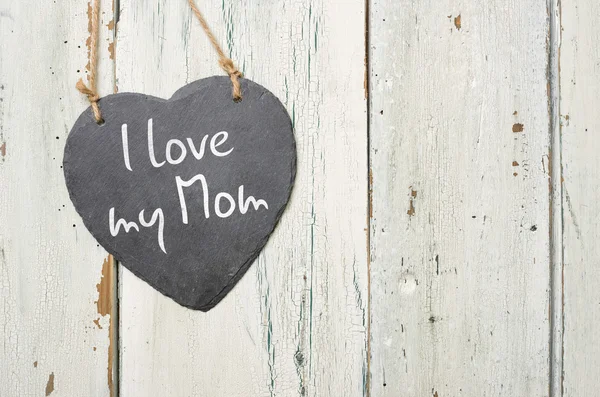 Sinal de ardósia em forma de coração com a inscrição Eu amo minha mãe — Fotografia de Stock