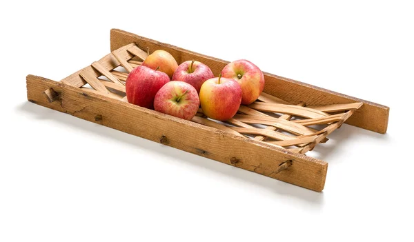 Manzanas en un viejo marco de madera sobre un fondo blanco — Foto de Stock