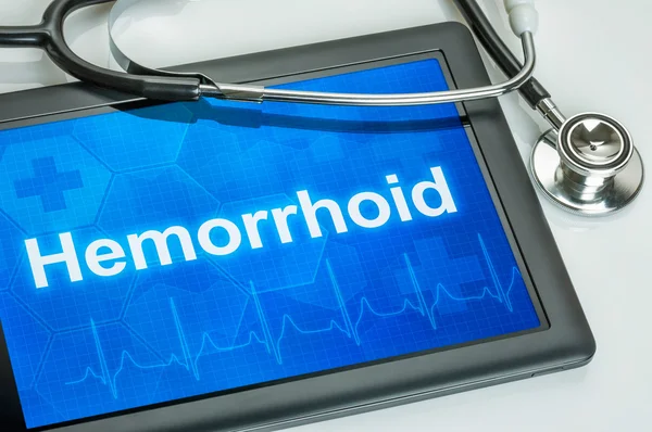 Tablet con la diagnosi emorroidi sul display — Foto Stock